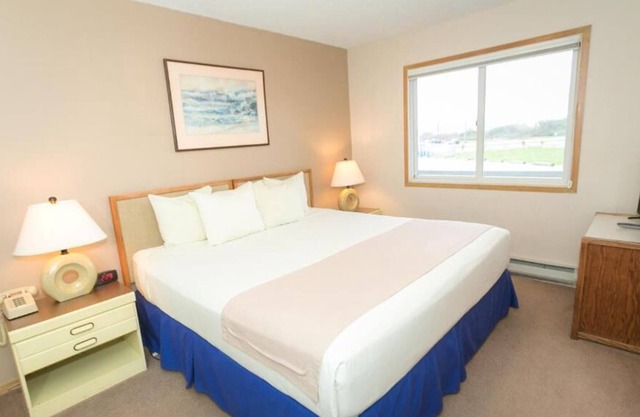Get Away and Get Wet! Free Parking, w/ Pool