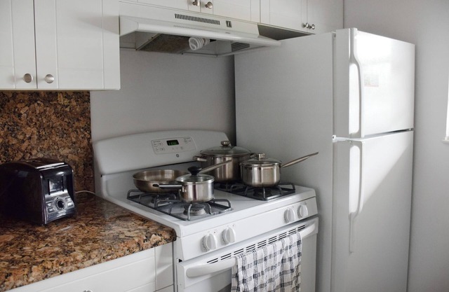 Get Ready for Florida Vacation! Private Access to Beach, Free Parking, Pool!