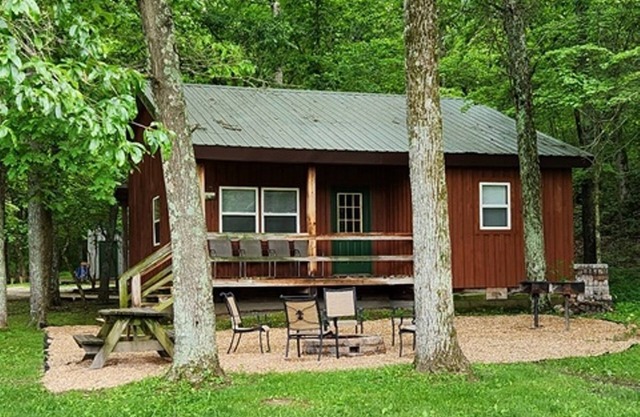 Getaway Cabin next door to Maramec Spring Park & Meramec River Trophy Trout