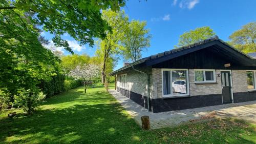 Gezellige, luxe bungalow 't pareltje in het bos in Hardenberg "Rheezerveen"woning 20