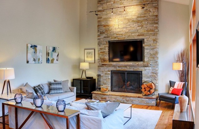 GH254 | Updated split-level Contemporary 5-bedroom home with Gourmet Kitchen