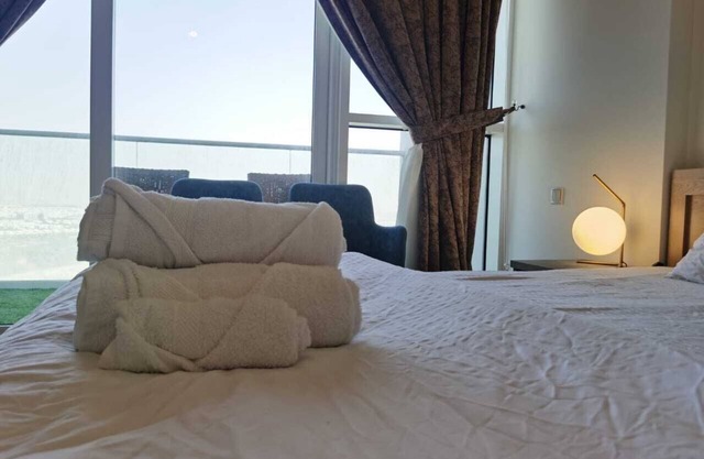 Gharfar-2 Heaven Escape-Golf view-high floor-Netflix-GYM-Pool-perfect staycation