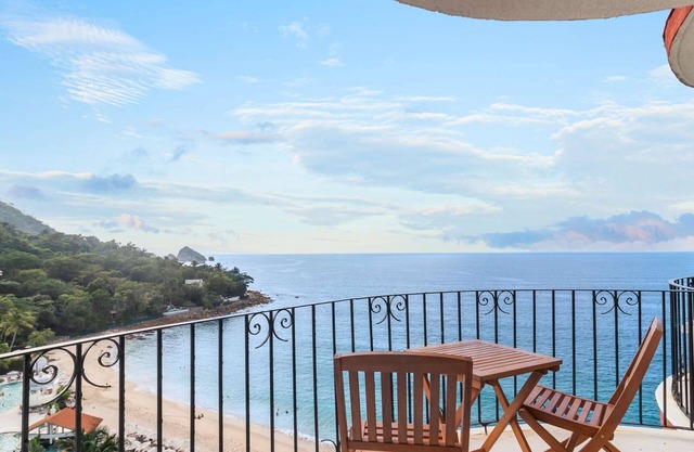 Girasol 901: Beachfront Suite on Playa Gemelas