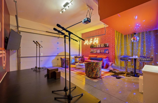 Girls Getaway ~ Rooftop + HotTub ~ Karaoke + Stage ~ 2 King ~ 10mins to Brdway
