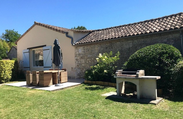 Gîte 30 minutes from Bordeaux, set in wooded grounds with swimming pool