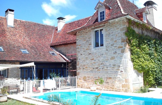 Gite de 6 à 14 pers avec Piscine-Jacuzzi- Salle des fêtes