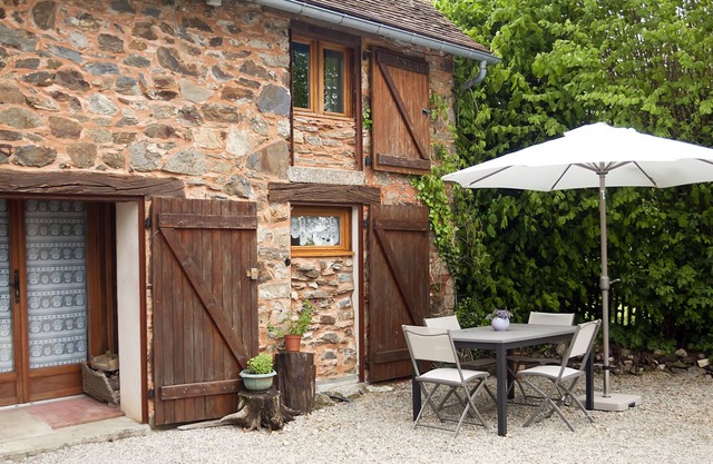 Gîte du Puy Raynaud 3-5 pers. large property with garden, swimming pool and ponds
