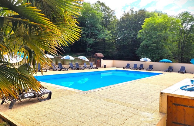 Gîte for 5 to 7 people, shared heated swimming pool, wooded grounds, wifi