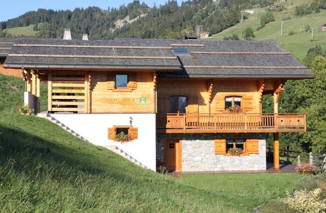 Gite in Savoyard chalet overlooking the chain of Aravis. wifi