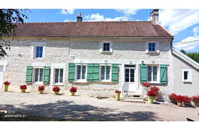 GITE LE CARROUGE 15mn from Guédelon Former farmhouse enclosed grounds 6 persons