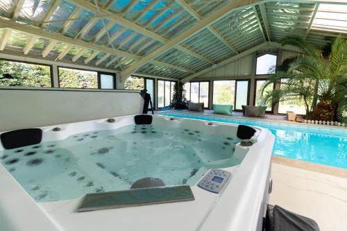 Gite Piscine et Jacuzzi intérieurs