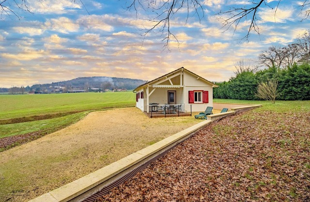 Gîte Prairie – Charm and Tranquility in Périgord Noir, Shared Pool, Terrace and Nature