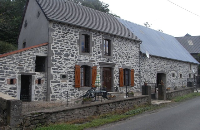 GITE sleeps 5, accessible from the side of the house. Free WIFI