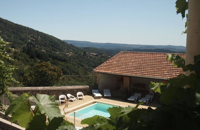 GITE with heated swimming pool. Quiet, comfortable and welcoming.