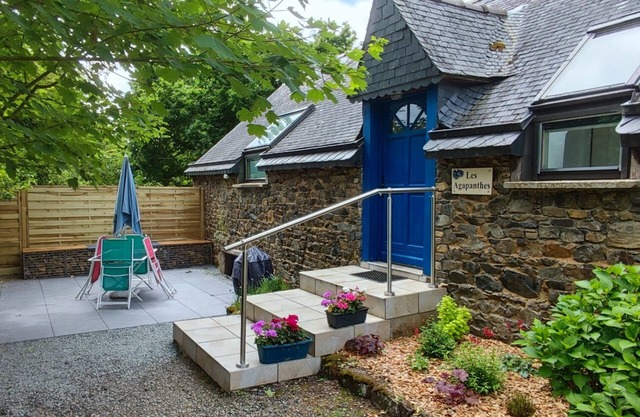 Gîtes "Les Agapanthes" in the countryside 10 minutes from the coast, Pets welcome