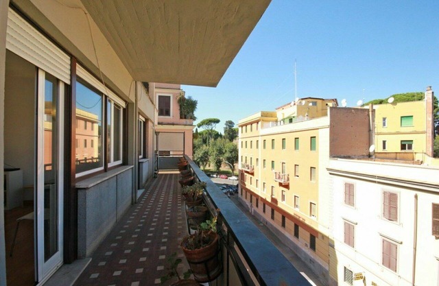 Giulietti 2250, Bright 3 Br Flat With Balcony By Halldis