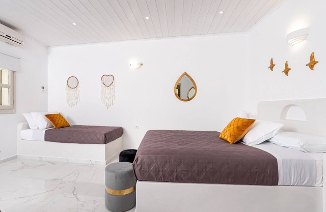 GK in SANTORINI HOME ART