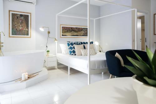 Glamorous flat with Jacuzzi, king size bed and small balcony
