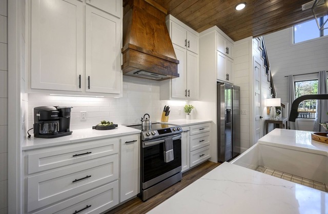 Glamping Creekside|Hot Tub|3 Decks|Sleeps 10