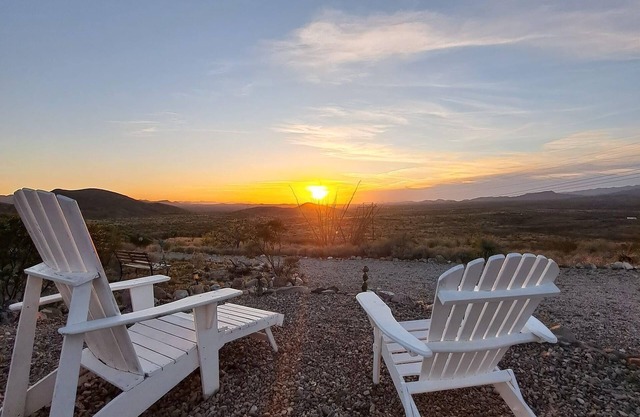 **Glamping** **Unique Experience** The Lookout! Come Chill on Lookout Hill!