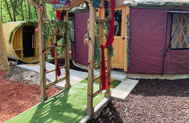 Glamping Yurt & RV/Game Room/Pool, Outdoor Jacuzzi, Sauna, Mini Golf, Chickens!