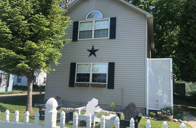 Glen Arbor Area Cottage - Little Glen Lake-private waterfront & AC - Labor Day!