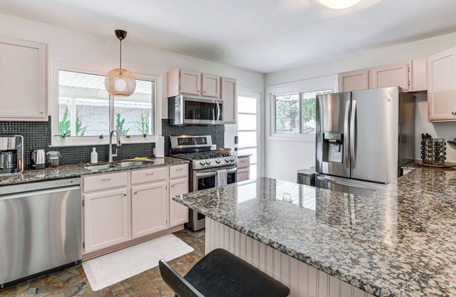 Glen Ellyn Home: Walk to Downtown Dining & Shops!
