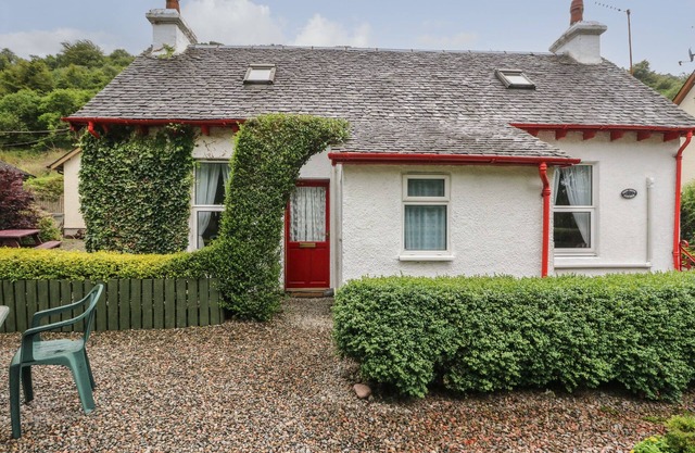 GLEN NEVIS COTTAGE, pet friendly, with open fire in Fort William