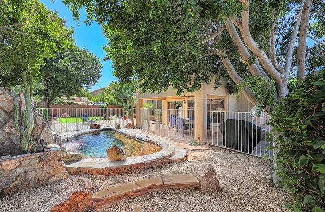 Glendale Retreat: 3BR Home w/Heated SPOOL, Private Office & Luxe Amenities.