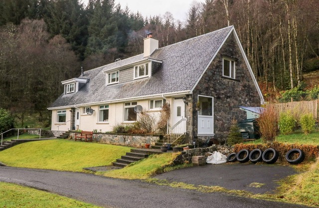 GLENFINGLAS DAM COTTAGE, pet friendly, with open fire in Callander