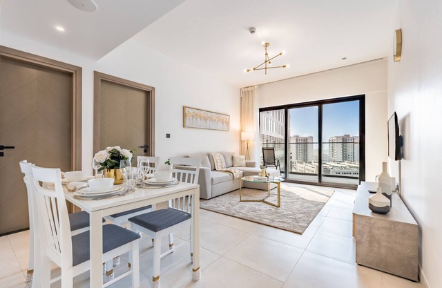 Glimpse of Burj Khalifa 1BR, Near Zabeel Stadium, Minutes Drive to Dubai Frame