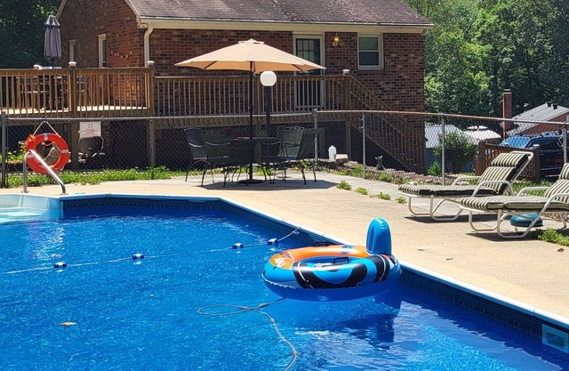 Go for a swim! Cozy, private 2-bedroom guest house with pool, near colleges.