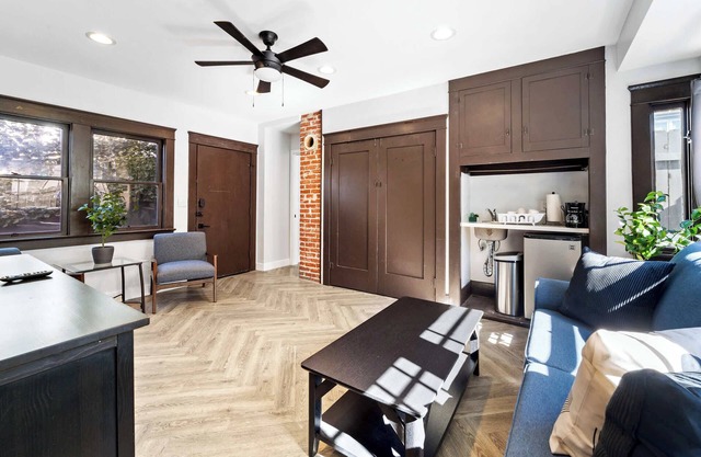 Golden Hill Escape | Sleeps 8 + High-Speed WiFi