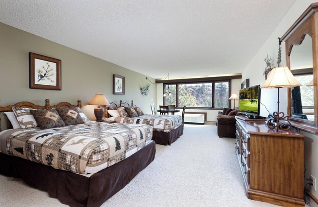 Golden Nugget Nest (#306) |10 min to Ski - Pool/Hot Tub/Fitness/Golf - A/C