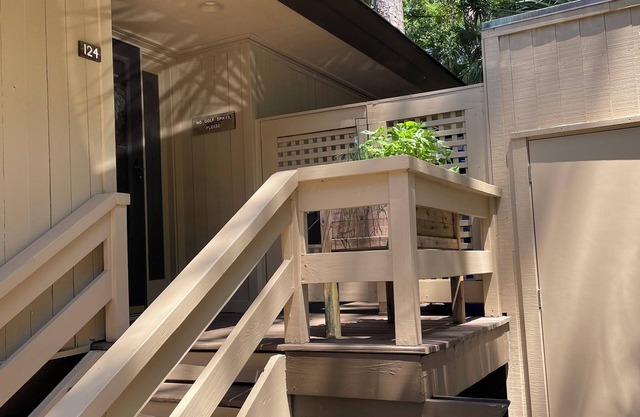 Golf and Tennis Heaven! Private Room with Private Bath. Short term rental.