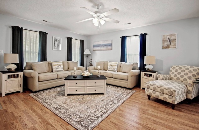 Golf ~ Beach ~ Attractions.Centrally in Quiet Pawleys Island Neighborhood