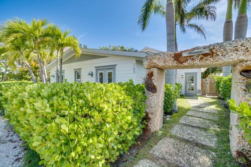Golf Cart included! Short walk to the Beach on the Peaceful North End