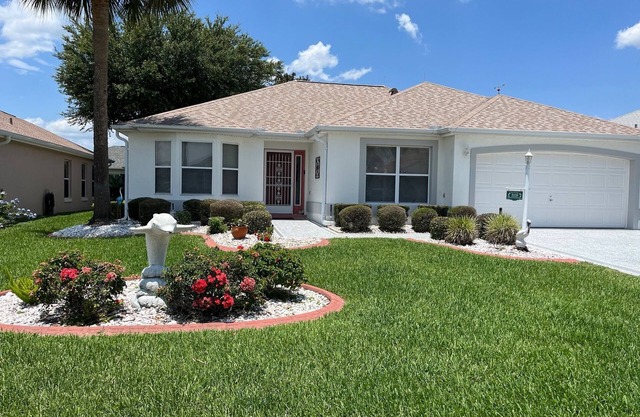 GOLF CART UPDATED HOUSE WITH LARGE LANAI, BBQ GRILL, CENTRAL LOCATION