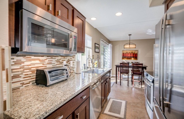 Golf Community Townhouse with Amenities Galore! 6M Min.