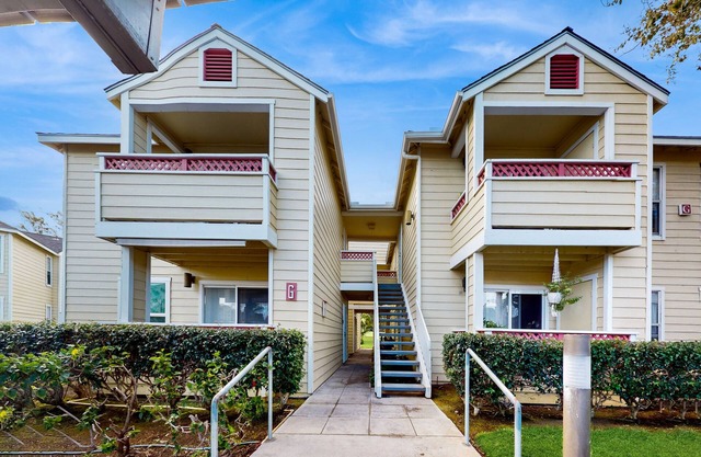 Golf course adjacent condo with heated pool, hot tub, fitness room, tennis