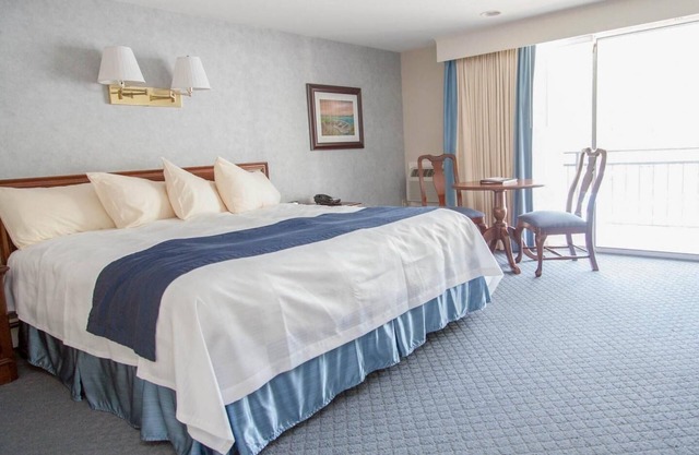 Golf Course-Adjacent Traditional One Bed, Blue Rock Resort