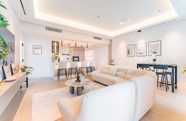 Golf Course And Canal Views, Mins to Dubai Marina And Dubai Mall, Golf Towers by Deluxe Holiday Homes
