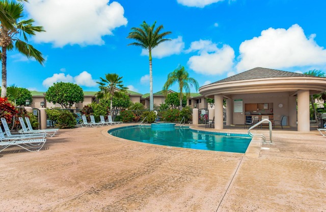 Golf course-front condo with heated pool, tennis, golf, golf views, BBQ, lanai