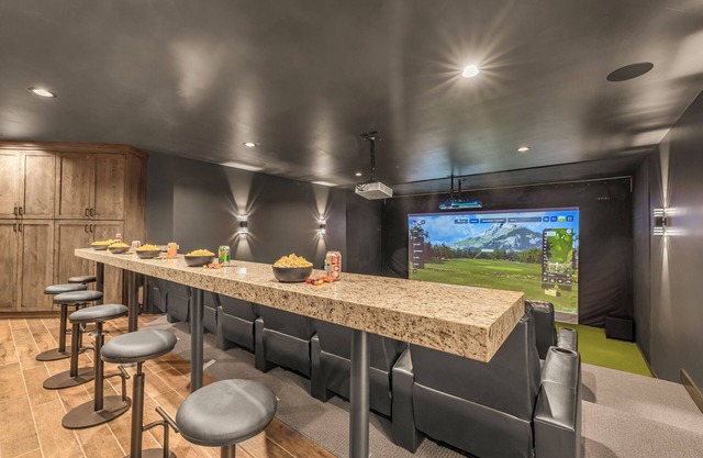 Golf/Sport Simulator & Sauna. 8-bedroom cabin in Island Park with WiFi, AC.