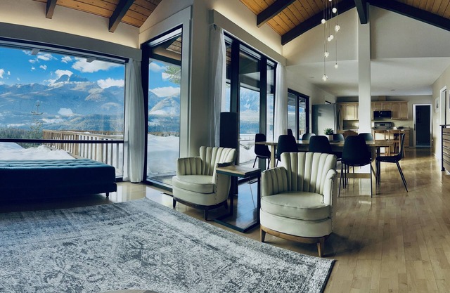 Gondola base | Stunning views | Hot tub | Sauna | Business #0005235