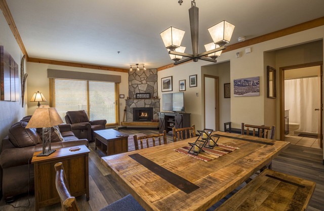 Gondola base -TOP FLOOR -2 bed/2 bath. Perfect ski area base location 🎿
