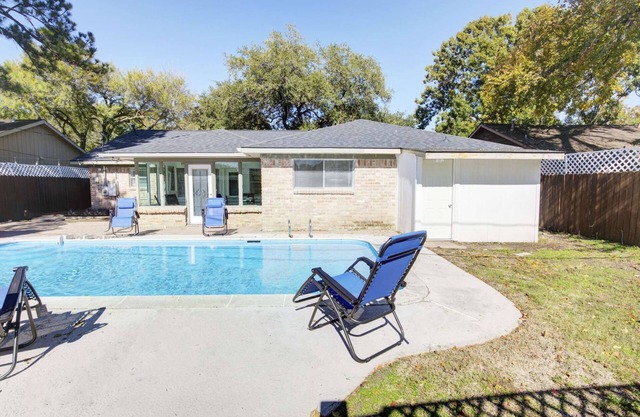 Good Vibes 4 Bedroom with a Pool. Central Location