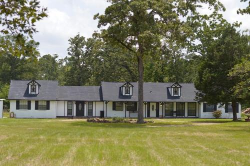 Gorgeous 10 Acre Modern Farmhouse & Private Pond