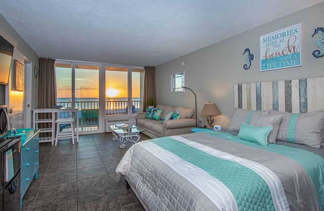 Gorgeous 2 br 2 ba Waterfront Condo!