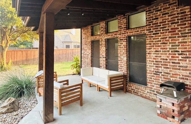 Gorgeous 3-Bedroom Family Home with Pizza Oven, Jacuzzi Bath & Office!